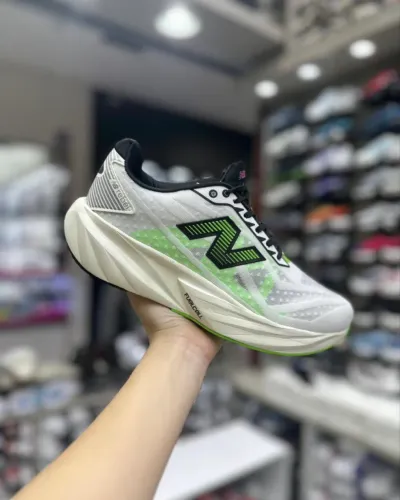 Tênis New Balance Fuelcell Rebel V5 verde