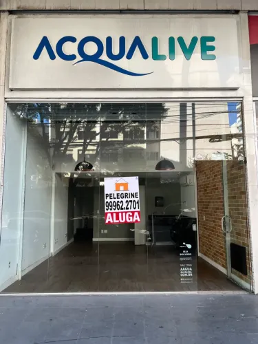 Pelegrine Aluga loja com 60m²(35m² térreo e 25m² mezanino) com porta aço automática - Prai