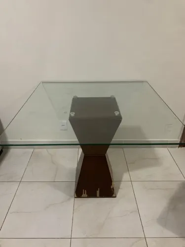 Mesa de vidro com base madeira