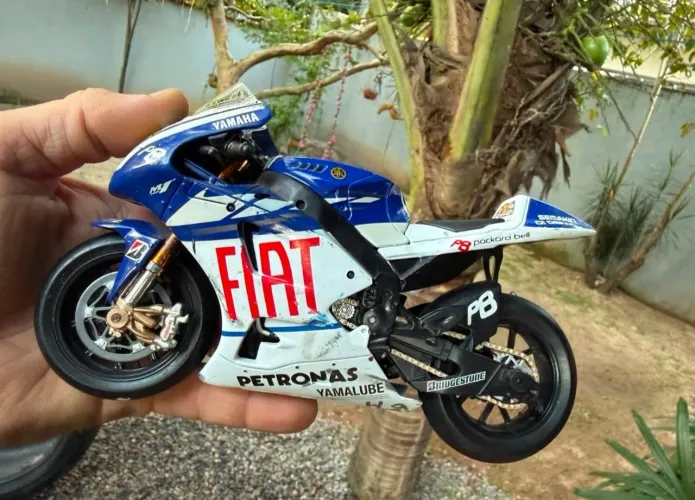 MOTOGP MINIATURA MOTO E CAPACETE