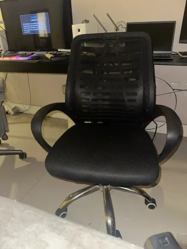 Cadeira de escritório preta giratória