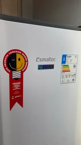Geladeira Esmaltec R0C31 PRO 245L - Seminova, Muito Conservada e em Perfeito Funcionamento