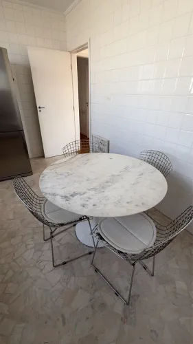 Mesa tampo de marmore e 4 cadeiras