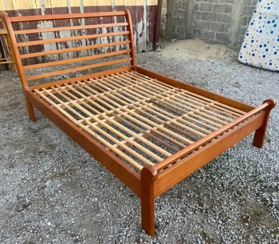 Cama de casal de madeira, em ótimo estado.