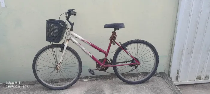 Bicicleta em bom estado, com cestinha boa, porém com algumas avarias 