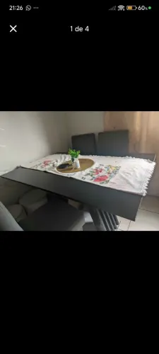 Mesas uma lacrada e a outra desmontada 