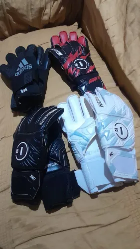 Luva de goleiro n1 ,300 reais leva as 4
