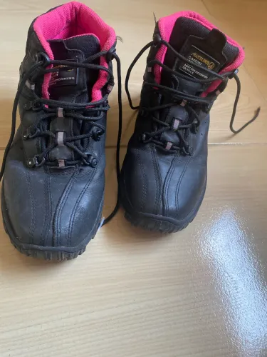 Vendo bota coturno de segurança em couro preto com detalhes em rosa