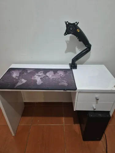 Escrivaninha com suporte de monitor