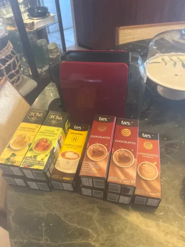 Cafeteira 3 corações Passione Vermelha + 100 Cápsulas variadas