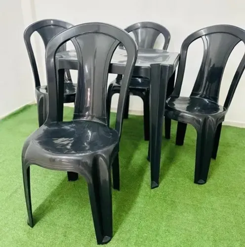 Mesa com 04 Cadeiras testadas em 154kg.
