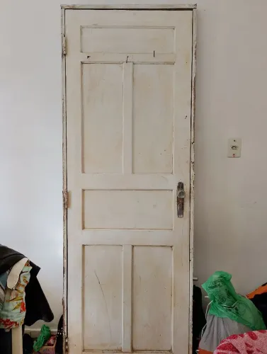 Vendo porta de madeira com caixilho e fechadura completa 