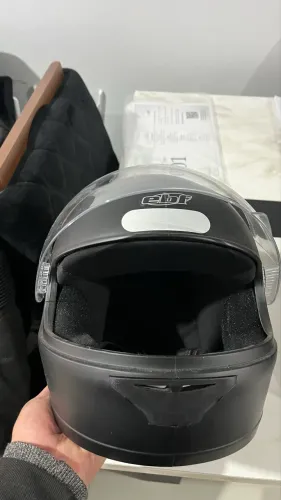 capacete de motocicleta EBF modelo New 7 Solid. Cor; preto fosco!