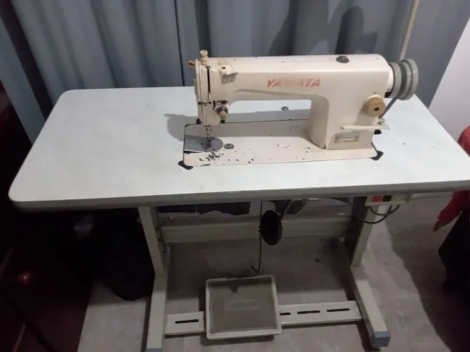 Máquina de costura reta Yamata