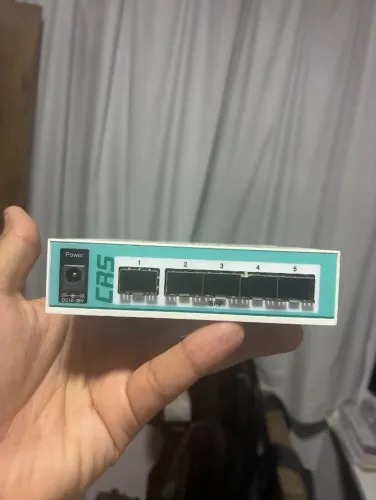 Switch MikroTik CRS106-1C-5S
