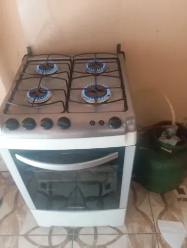 Fogão completo funcionando perfeitamente ( Não é elétrico)