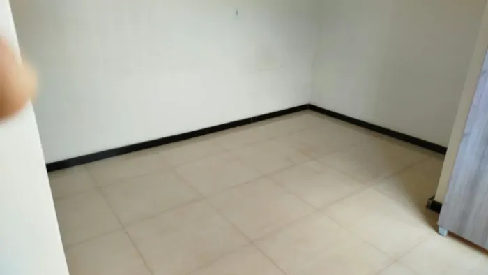 Alugo quarto com banheiro