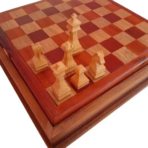 Jogo de xadrez de madeira de luxo.