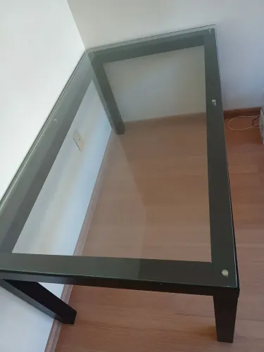 Mesa para 6 lugares com tampo de vidro