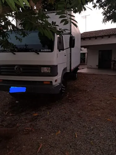 Caminhão baú modelo 7100