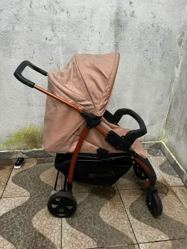 CARRINHO DE BEBÊ E BEBÊ CONFORTO