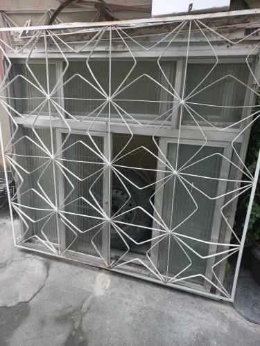 Vendo janela com vidro canelado e com grade branca medida largura 1,50 e 1,40 altura