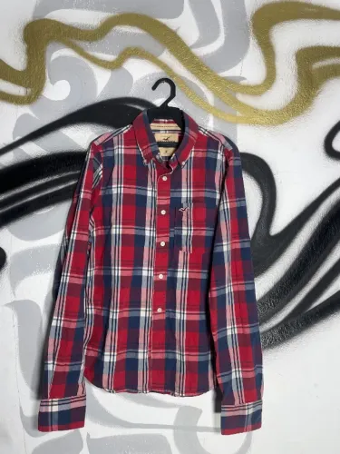 xadrez vermelha e azul é da marca Hollister
