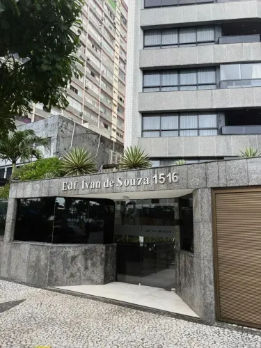 Imóvel para venda possui 220 metros quadrados com 4 quartos em Pina - Recife - PE