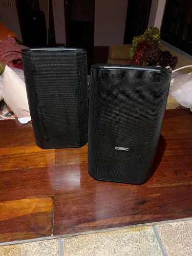2 caixas de som QSC