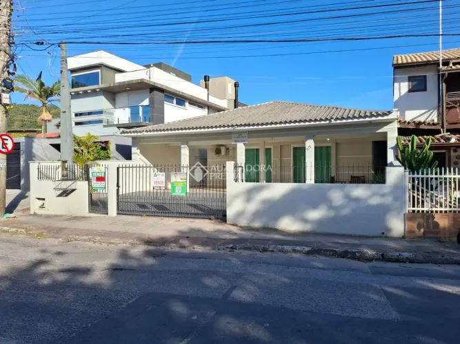 Casa térrea à venda no Morro das Pedras - 50 metros da praia