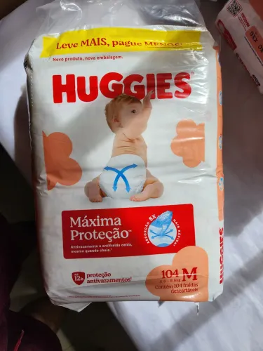 Fralda Huggies tamanho M com 104 unidades (5,5 a 9,5 kg)- embalagem branca, supreme care