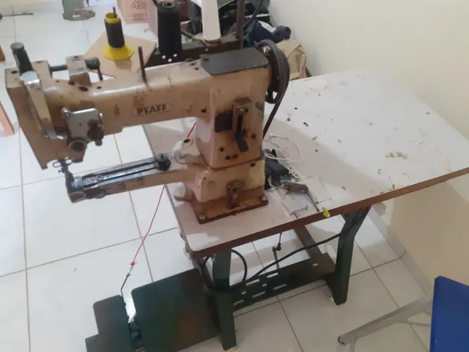 Vendo máquina de braço Pffaf 335 funcionando perfeitamente. 