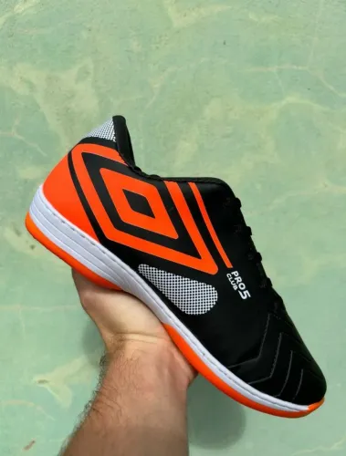 Chuteira umbro preta com laranja 34 ao 39 mas informações ZAP *40salão
