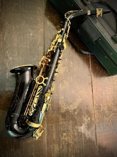 Saxofone alto Halk em perfeito estado.