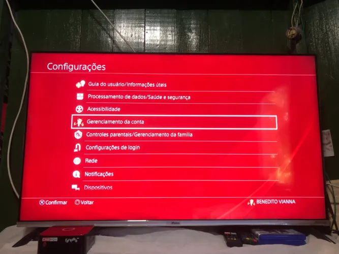 Vendo ps4 com um controle e cabos