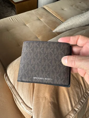 Carteira de Couro da Michael Kors unissex. 