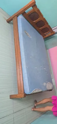 VENDO CAMA DE MADEIRA + COLCHÃO EM BOM ESTADO