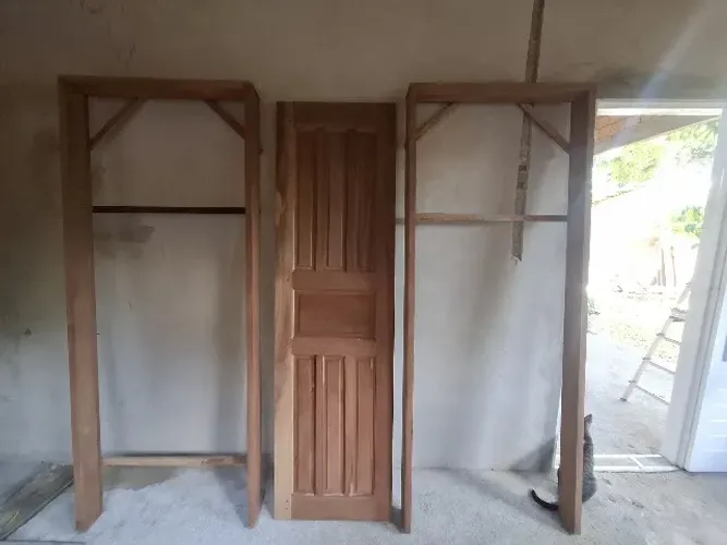 Vendo uma porta de banheiro tamanho padrão 2m x 0,60 cm (NOVA) e  2 aduelas (NOVAS)