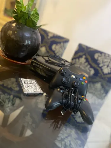 Xbox 360  + 2 controles + um hd com 120 jogos (leia descrição)