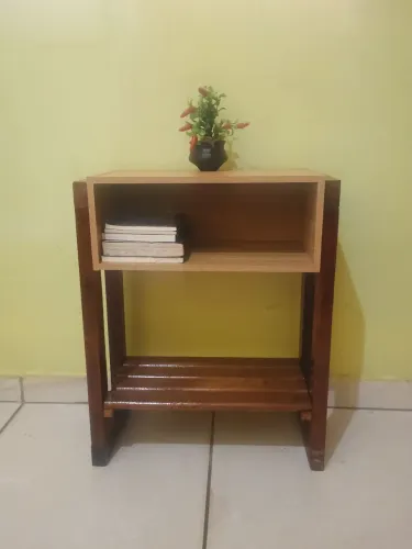 Mesa lateral / criado mudo