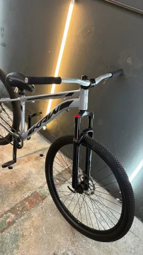 Bicicleta Krw (acompanha um par de freio absolute a óleo)