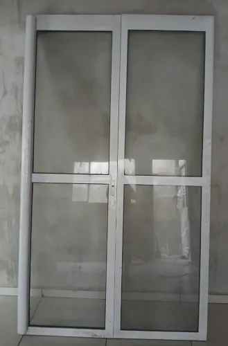 Porta de alumínio sem uso