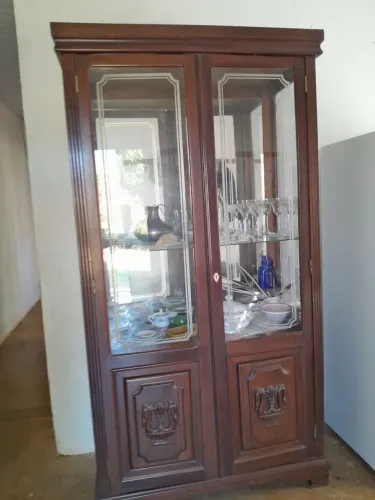 Cristaleira antiga em sucupira maciça