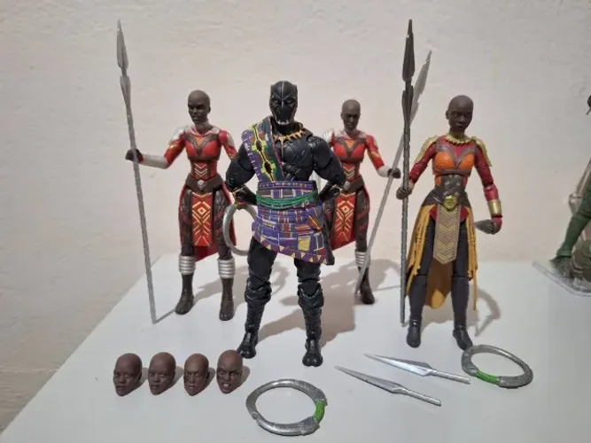 Black Panther -Marvel Legends 4 Figuras