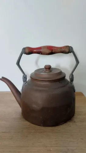 Antiga chaleira em metal decoração