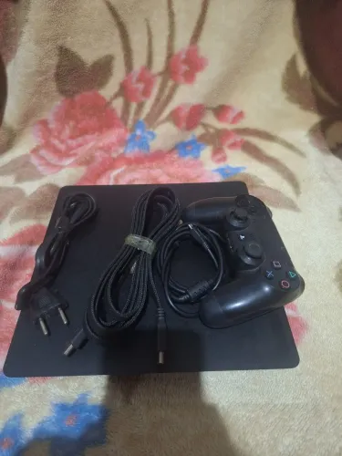 Vende-se ps4 sim 500gb um controle inclui cabos e um jogo