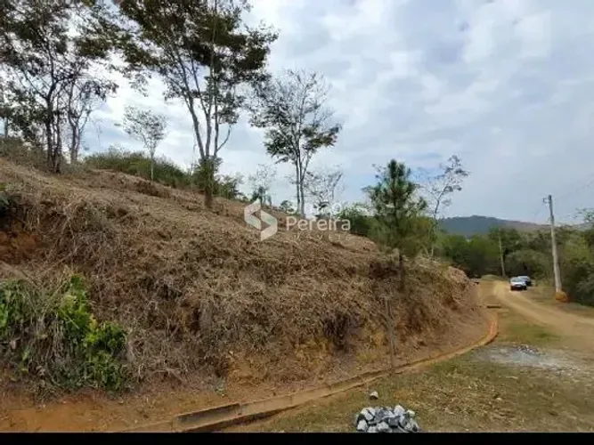 Terreno para venda tem 5287m² em Centro - Simão Pereira - MG