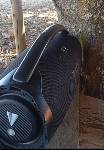 Boombox 3 , só detalhes de uso, bateria tá ótima .som tá impecável, nunca foi aberta !!