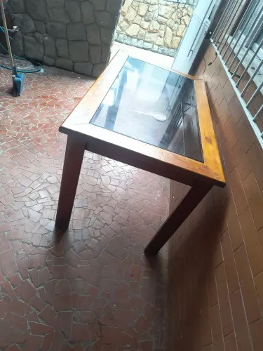 Mesa de janta tampa de vidro madeira.