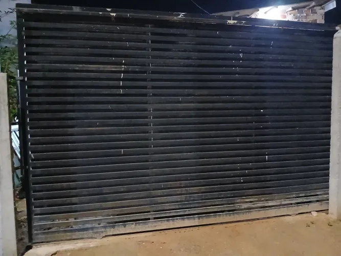 Ótimo portão, só vendo os dois por 1300,00 pra vim buscar 